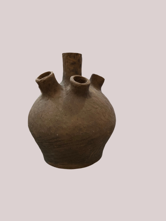 6 plug Terracotta vessel