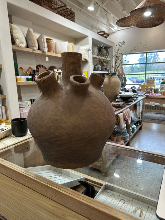 6 plug Terracotta vessel