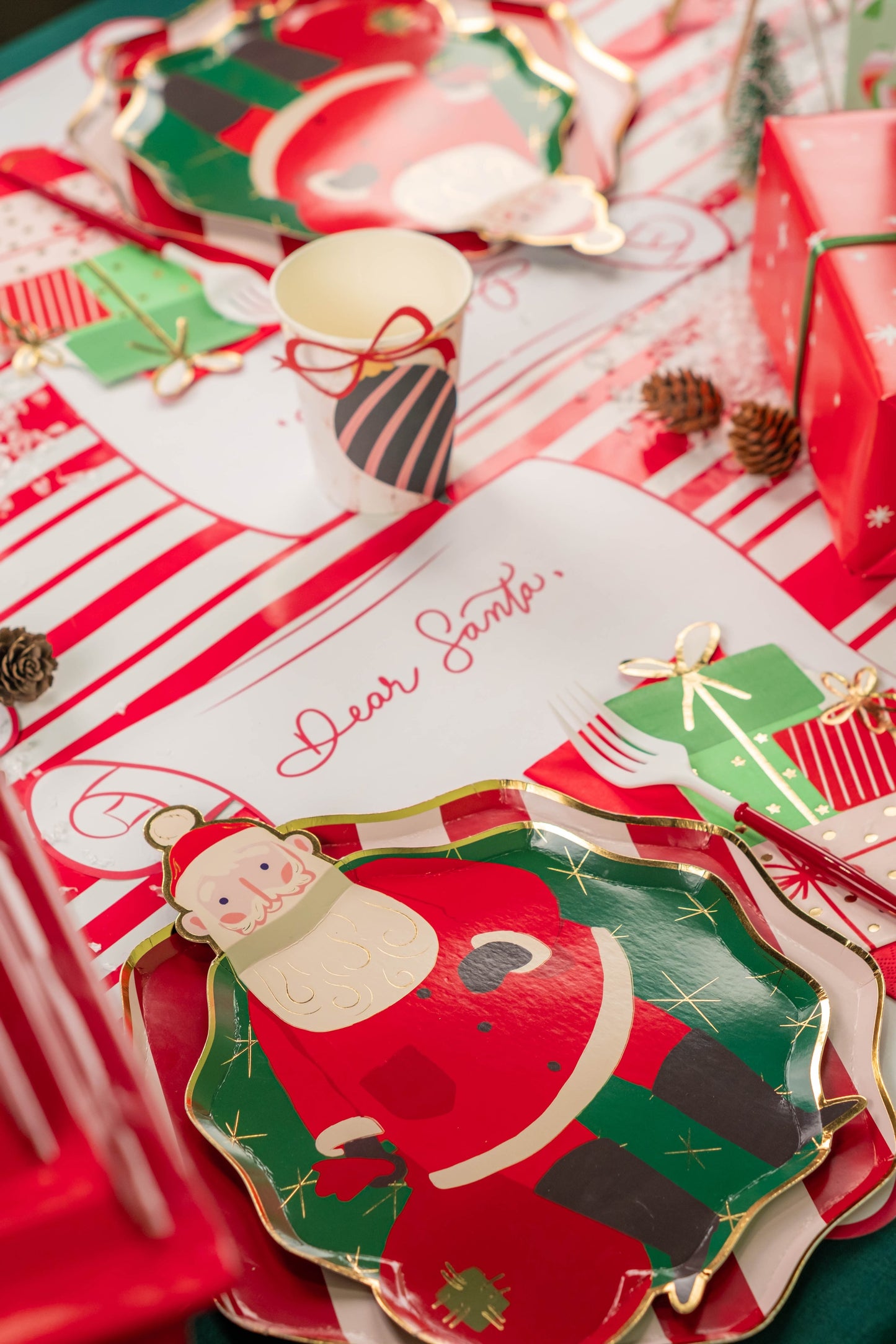 HOL24-DNP1- Red Holiday Stripes Dinner Plates