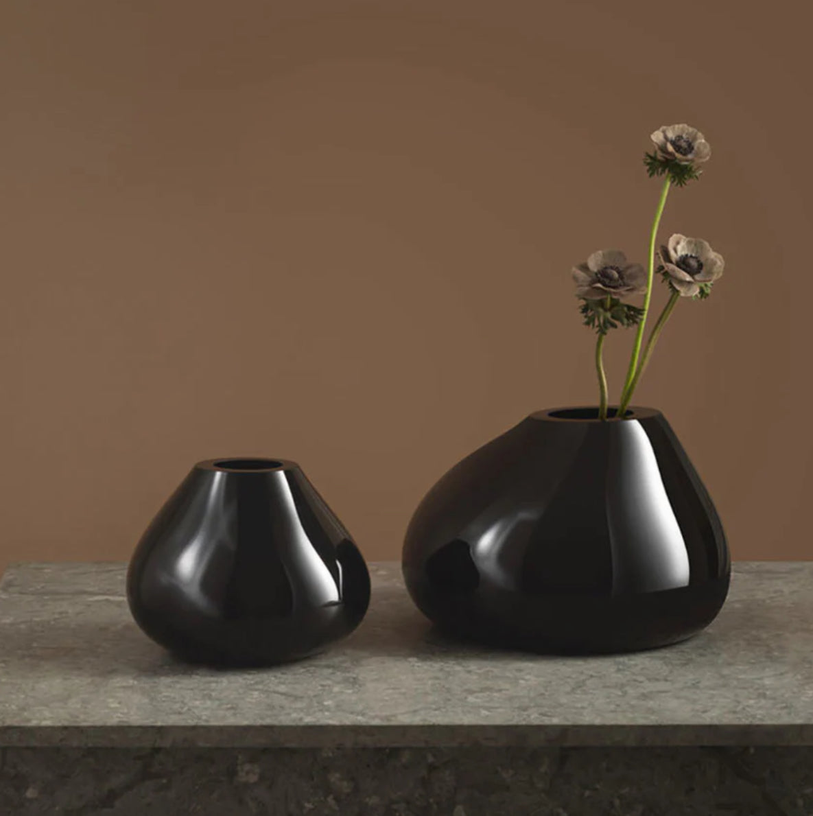 Ebon Vase Black, Medium